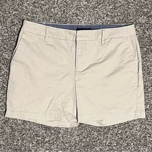 TOMMY HILFIGER Women's Beige Mid-Rise Flat Front Chino Shorts! Size 6.